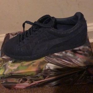 Navy blue suede pumas